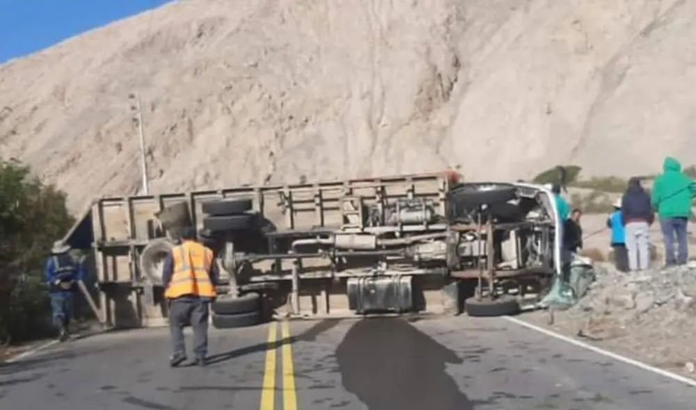 Los trabajadores agrícolas iban a bordo de este camión. Foto: Cortesía radio La Ley Los trabajadores agrícolas iban a bordo de este camión. Foto: Cortesía radio La Ley