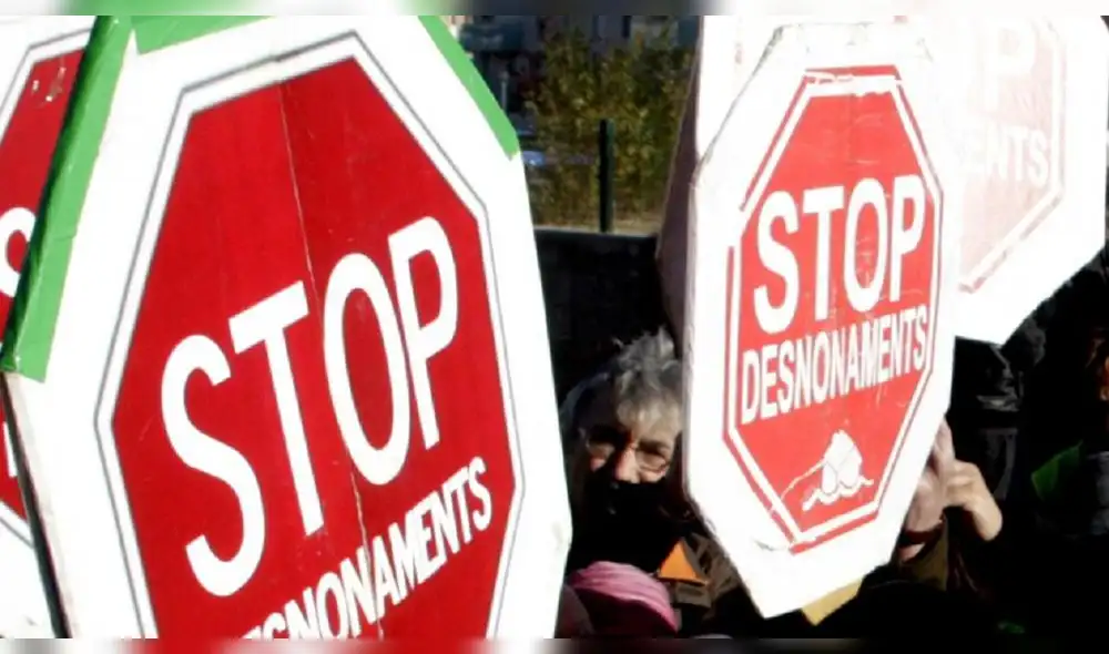 Carteles de la PAH con el mensaje "Stop desahucios" (desalojos). Foto: ACN Carteles de la PAH con el mensaje "Stop desahucios" (desalojos). Foto: ACN