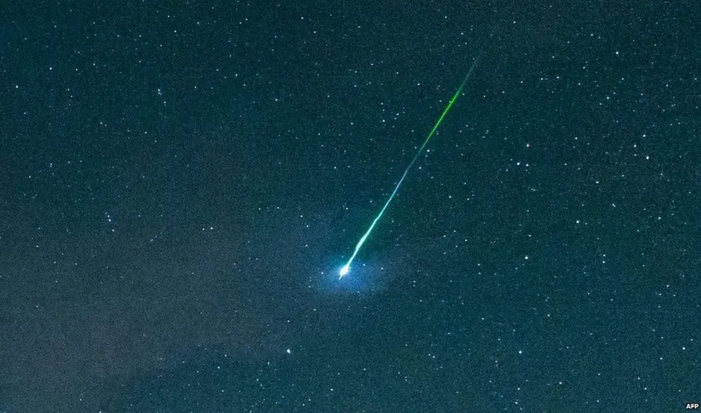 Imagen de un meteoro atravesando el cielo nocturno. Foto: AFP