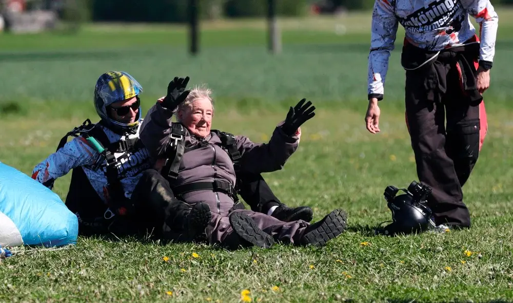 “Fue maravilloso hacer esto. Había pensado en esto desde hace mucho tiempo... Todo salió como planeado”, declaró la mujer de 103 años. Foto: Observator News “Fue maravilloso hacer esto. Había pensado en esto desde hace mucho tiempo... Todo salió como planeado”, declaró la mujer de 103 años. Foto: Observator News