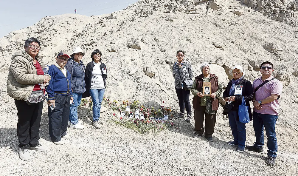 Incansables. Los familiares de las víctimas llevaron flores y velas para honrar sus memorias. Foto: Félix Contreras/ La República Incansables. Los familiares de las víctimas llevaron flores y velas para honrar sus memorias. Foto: Félix Contreras/ La República