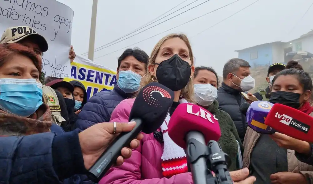 La presidenta del Congreso estuvo en la mañana en un asentamiento humano de Villa María del Triunfo. Foto: Gianella Aguirre / URPI-LR