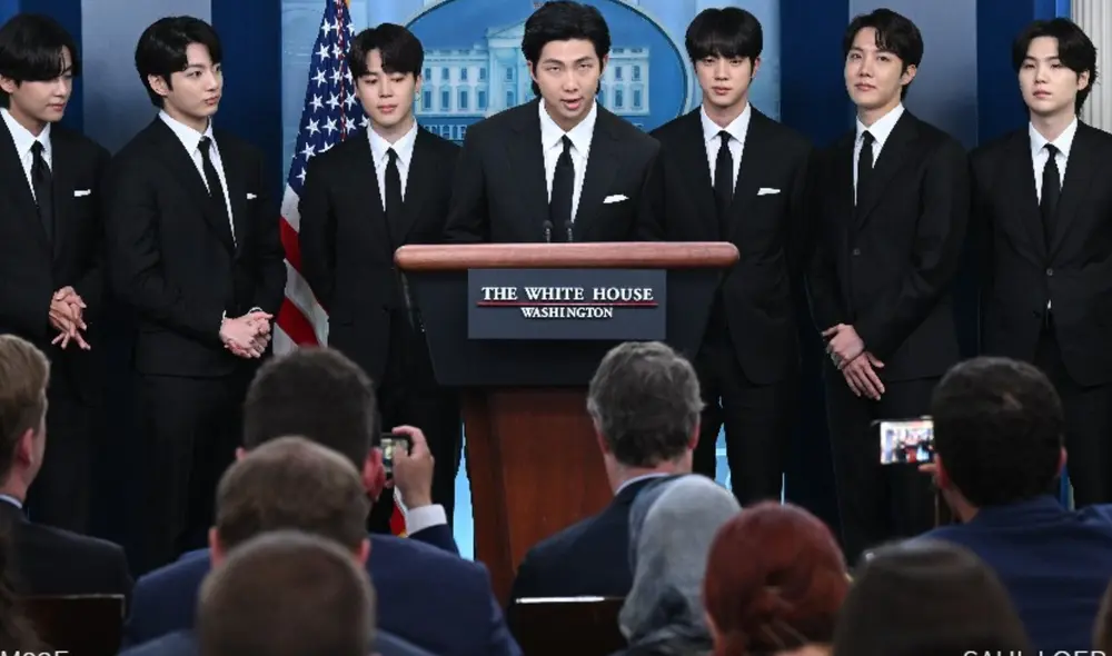 Integrantes de BTS en el 'briefing room' de la Casa Blanca: Taehyung, Jungkook, Jimin, Namjoon, Jin, J-Hope y Suga. Foto: AFP