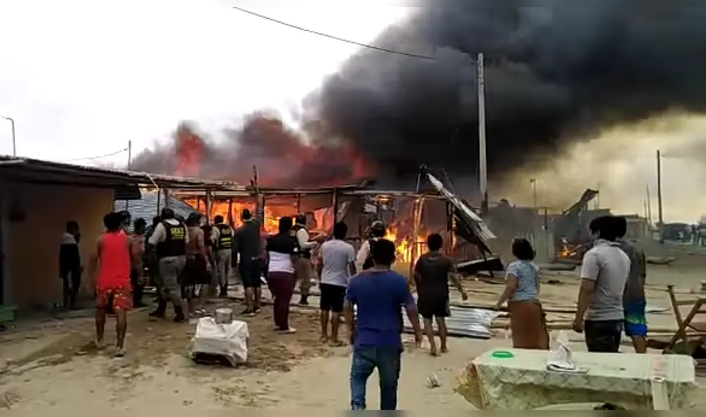 Incendio se extendió rápidamente debido a las casas de material precario. Foto: Captura de vídeo Incendio se extendió rápidamente debido a las casas de material precario. Foto: Captura de vídeo