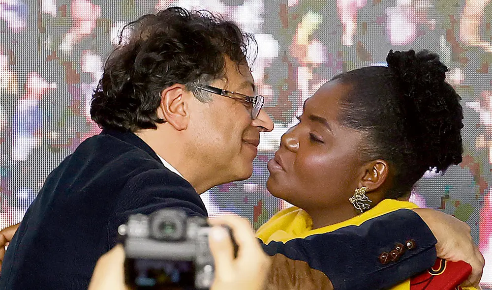 Más apoyo. El candidato a la presidencia Gustavo Petro (i) celebra con su candidata a la vice presidencia Francia Márquez. Foto: EFE