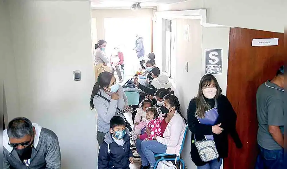 ¿Y el distanciamiento?. Así esperan los pacientes de nuevo centro de salud de Hunter, todos hacinados, lo que es un riesgo para la salud de las personas. ¿Y el distanciamiento?. Así esperan los pacientes de nuevo centro de salud de Hunter, todos hacinados, lo que es un riesgo para la salud de las personas.