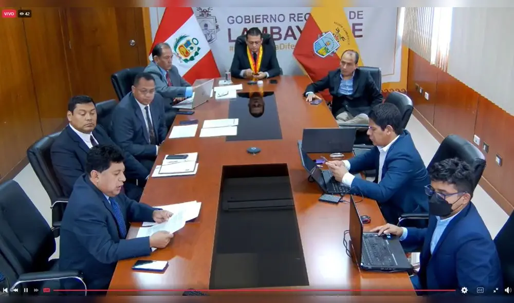 Gobernador regional Luis Díaz Bravo y su equipo técnico en rendición de cuentas. Foto: GORE Lambayeque