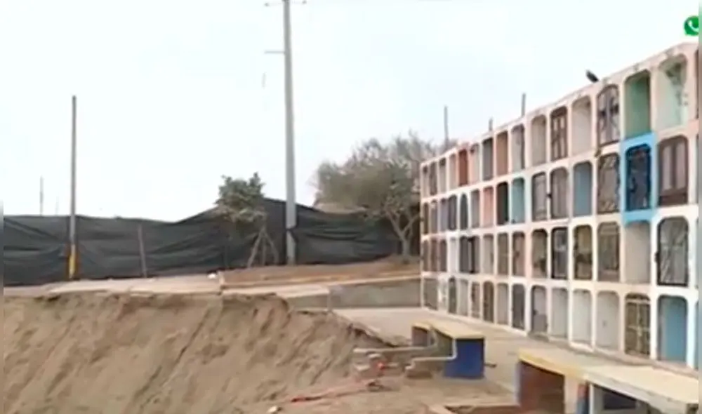 A pocos metros de los nichos, la empresa ha realizado la excavación para su obra. Foto: captura América TV. A pocos metros de los nichos, la empresa ha realizado la excavación para su obra. Foto: captura América TV.