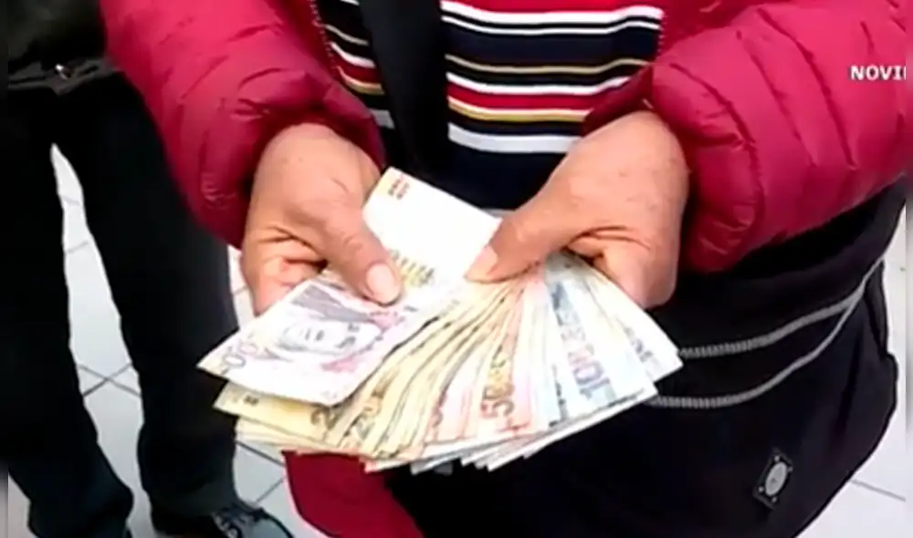 Mujer espera que aparezca el dueño del dinero. Foto: captura de Latina Mujer espera que aparezca el dueño del dinero. Foto: captura de Latina