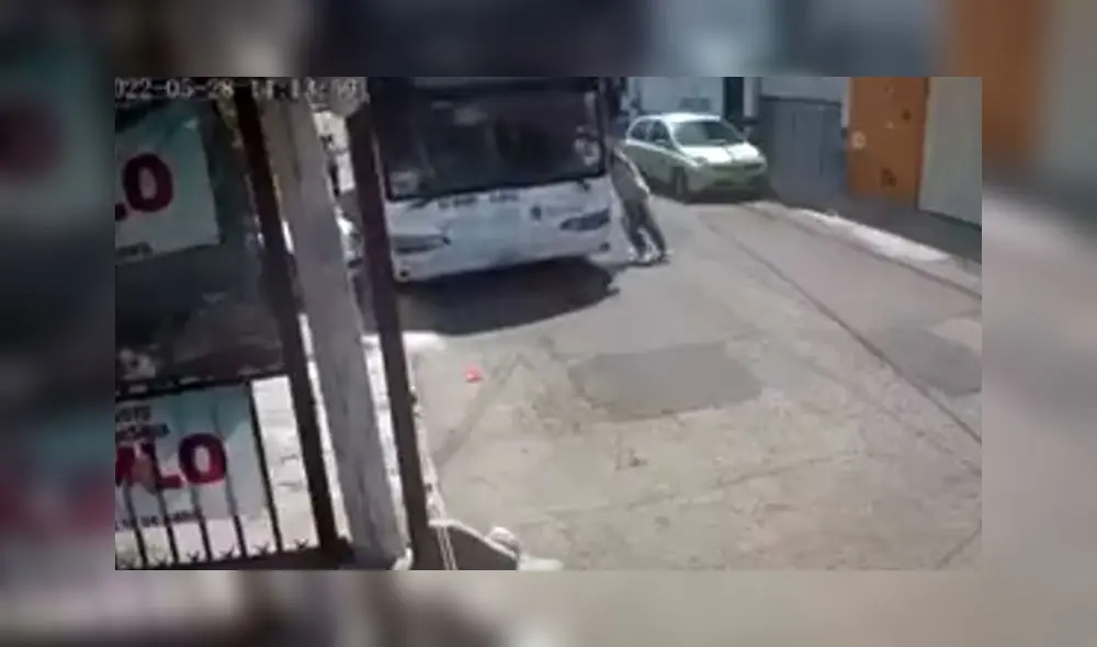 Lo ocurrido sorprendió a los vecinos, quienes no dudaron en ir detrás del vehículo. Foto: captura de YouTube