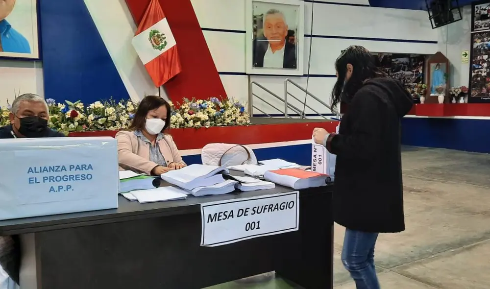 Desde muy temprano fueron llegando los militantes a cumplir con el sufragio en su local en Trujillo. Foto: Yolanda Goicochea /URPI-LR