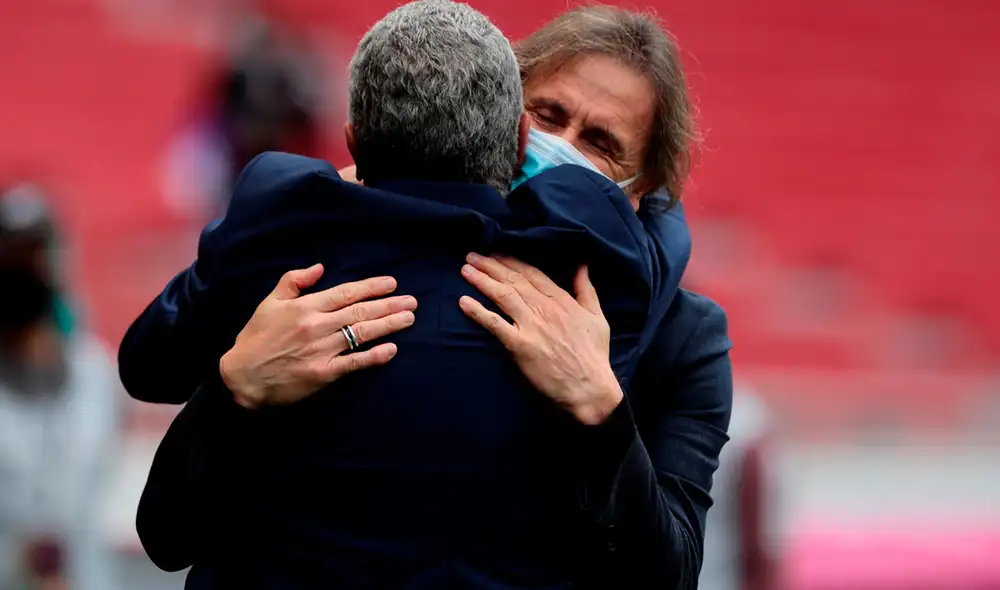 Gustavo Alfaro y Ricardo Gareca comparten un abrazo antes de un partido Ecuador vs. Perú por las eliminatorias. Foto: EFE Gustavo Alfaro y Ricardo Gareca comparten un abrazo antes de un partido Ecuador vs. Perú por las eliminatorias. Foto: EFE