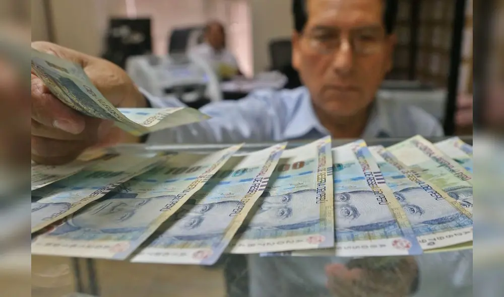 A partir del lunes 13 de junio los afiliados podrán solicitar retirar hasta 4 UIT de sus AFP. Foto: Andina A partir del lunes 13 de junio los afiliados podrán solicitar retirar hasta 4 UIT de sus AFP. Foto: Andina