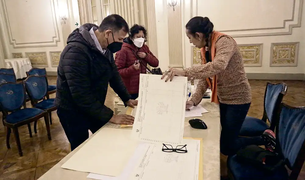 Movida. Ciudadanos siguen firmando los planillones que Foro Educativo y abogados llevarán al TC para presentar una demanda contra polémica iniciativa. Foto: Gerardo Marín/ La República Movida. Ciudadanos siguen firmando los planillones que Foro Educativo y abogados llevarán al TC para presentar una demanda contra polémica iniciativa. Foto: Gerardo Marín/ La República