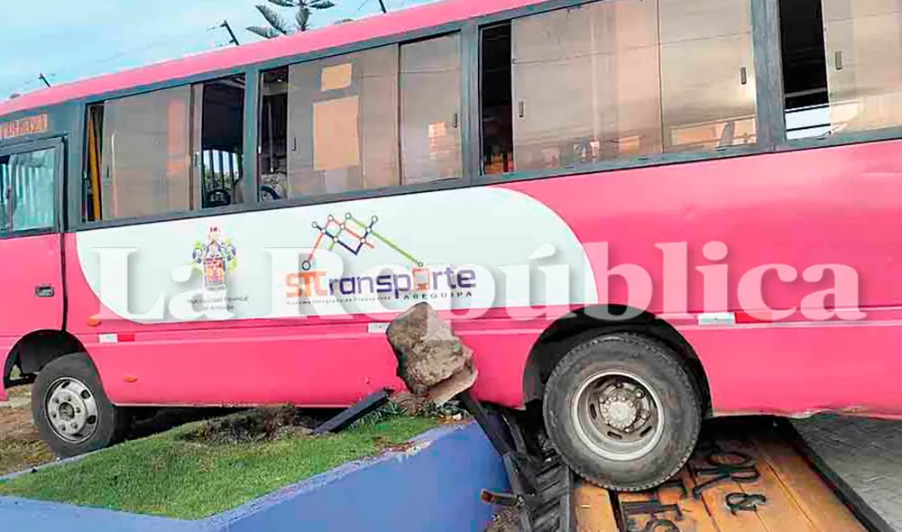 Despiste. La unidad que hace servicio a Tiabaya y Congata, acabó sobre la vereda y el área verde de un local de eventos. Foto: La República