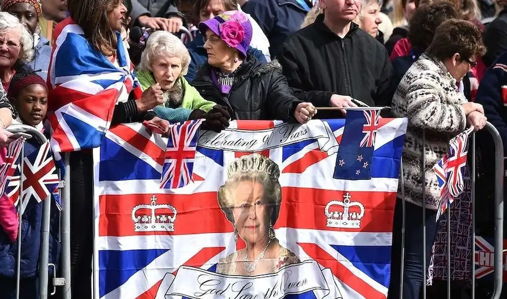 Cerca de 1.500 soldados de la guardia real, bandas musicales y caballos dieron inicio a las celebraciones con el tradicional Desfile del Estandarte. Foto: AFP