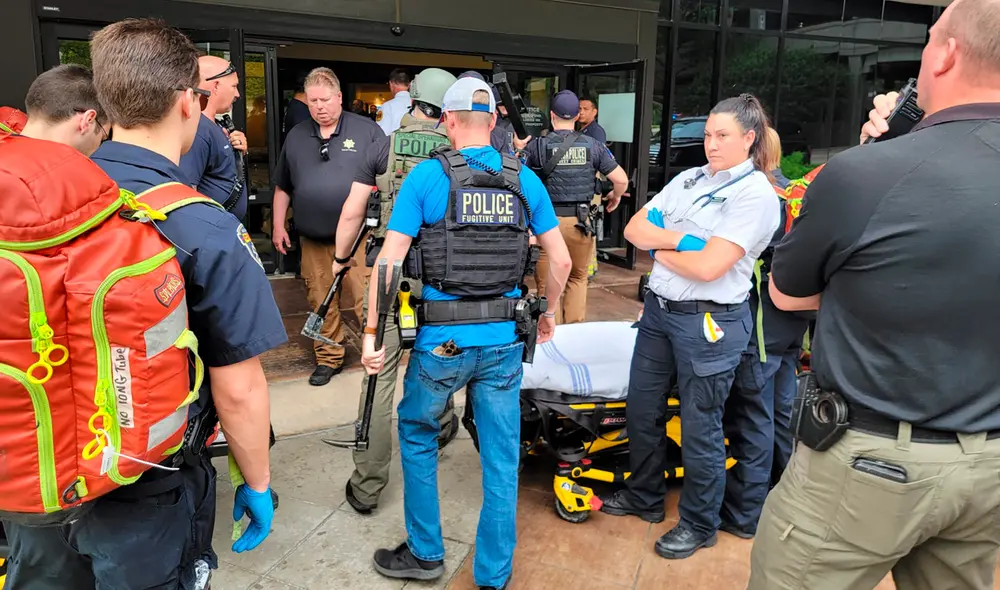 Policía y el personal de emergencia responden a una llamada sobre un hombre armado con un rifle en el Hospital St. Francis en Tulsa. Foto: Policía de Tulsa Policía y el personal de emergencia responden a una llamada sobre un hombre armado con un rifle en el Hospital St. Francis en Tulsa. Foto: Policía de Tulsa