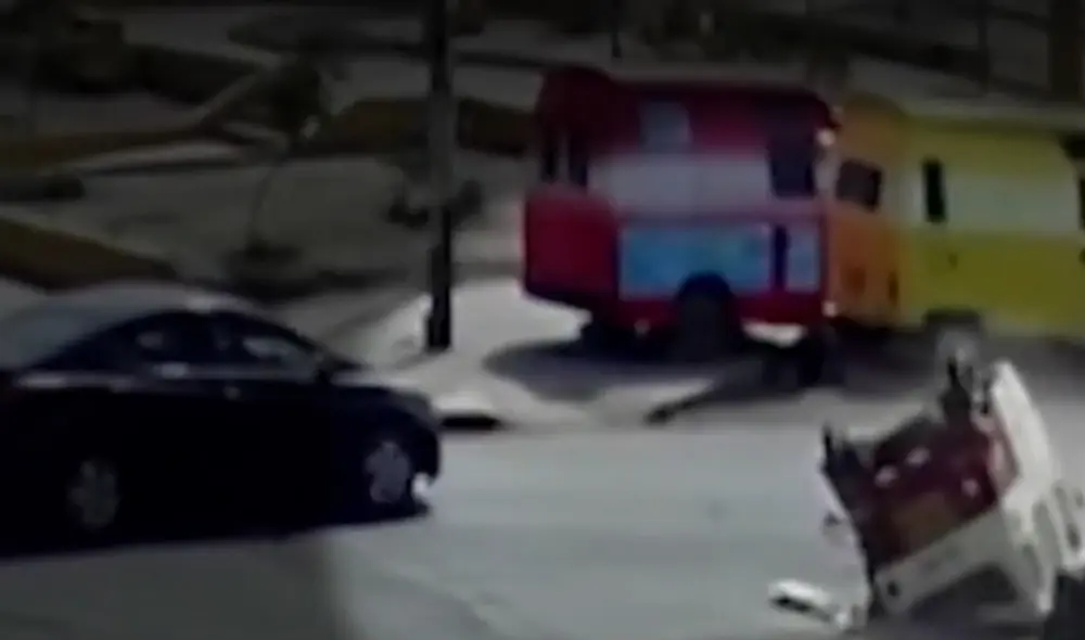 El hecho ocurrió en el cruce de las avenidas Salvador Allende y el Triunfo, en VMT. Foto: captura América Noticias