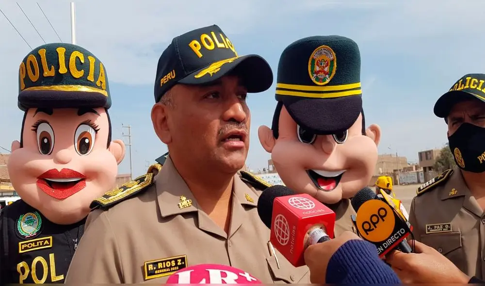 General PNP Rafael Ríos Zavala participó en ceremonia de juramentación de juntas vecinales del distrito de La Victoria. Foto: La República General PNP Rafael Ríos Zavala participó en ceremonia de juramentación de juntas vecinales del distrito de La Victoria. Foto: La República