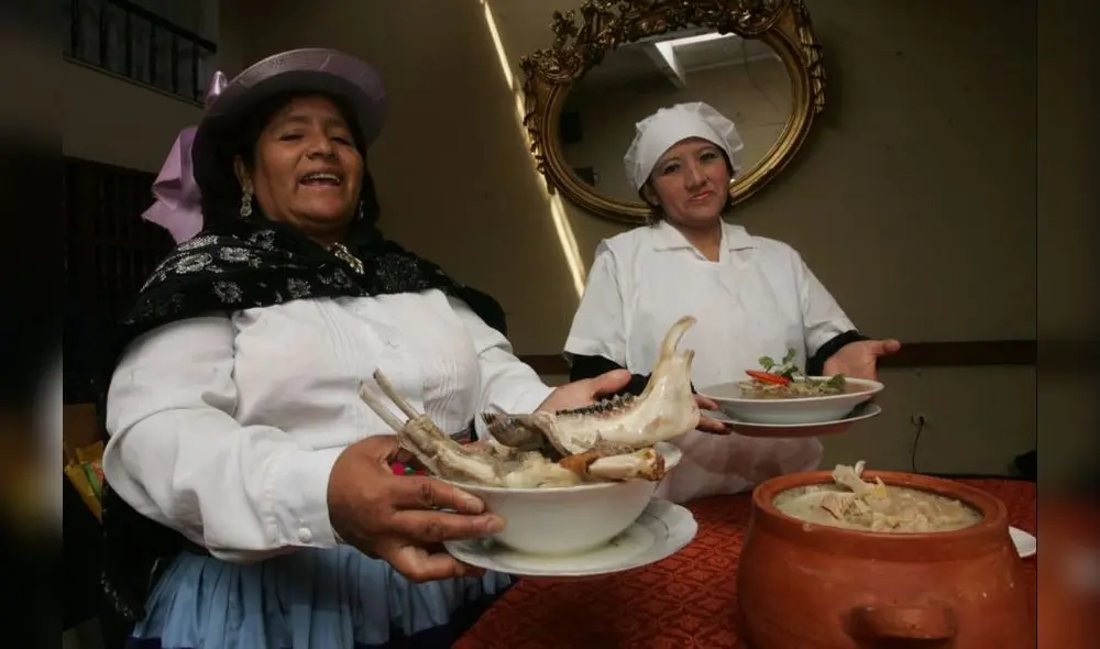 Angélica Mercado muestra un plato de chairo y doña Magda Rojas exhibe una patasca. Foto: Virgilio Grajeda / La República