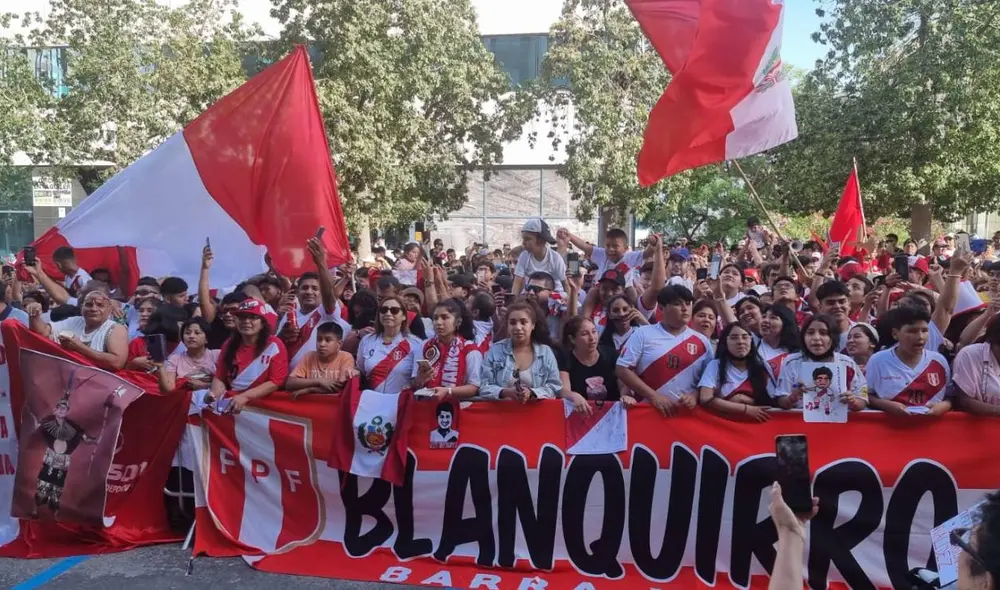 Cientos de hinchas llegaron al hotel de concentración para mostrar su apoyo. Foto: ITEA MEDIA/ ANDRÉS LINO
