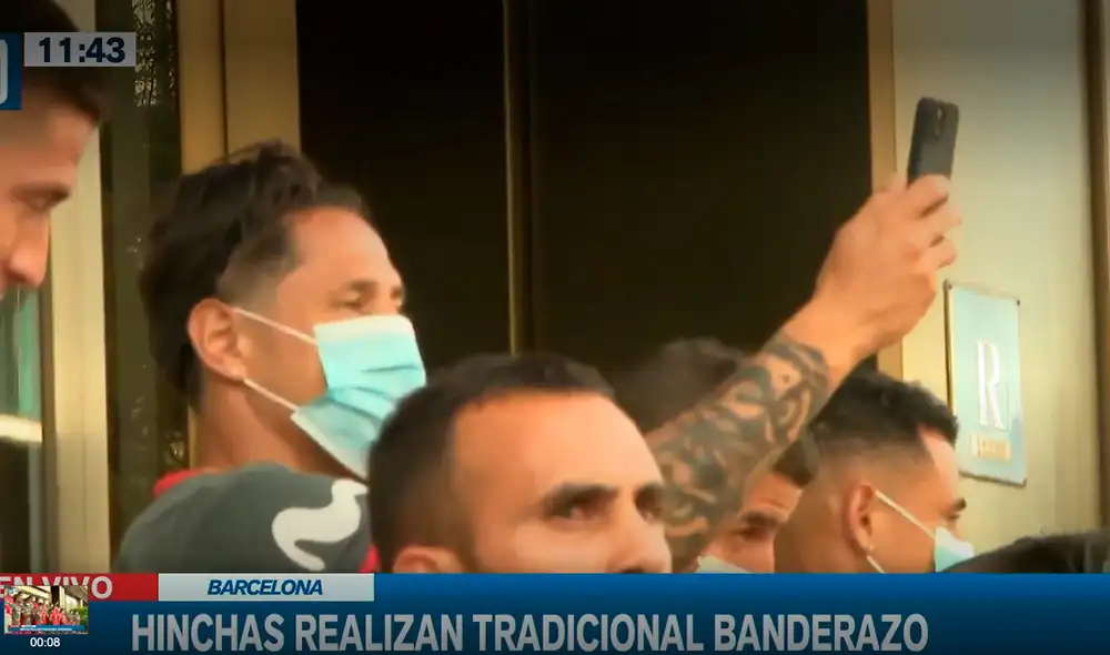 Gianluca Lapadula se vio sorprendido por la rápida acción de Advíncula. Foto: captura de Canal N