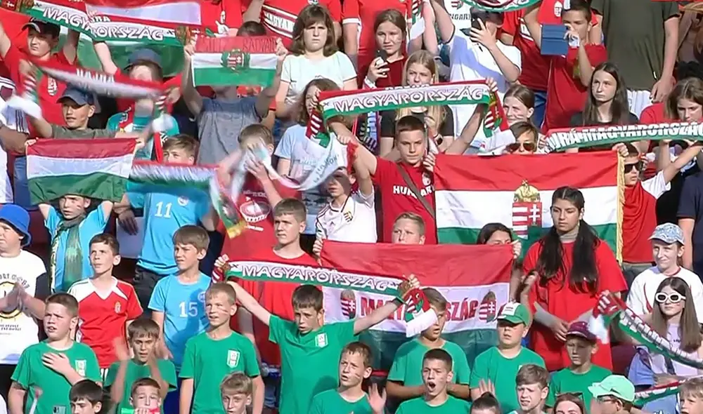 Los pequeños hinchas de Hungría no tuvieron problemas para ingresar al estadio pese a la sanción vigente. Foto: captura de ESPN Los pequeños hinchas de Hungría no tuvieron problemas para ingresar al estadio pese a la sanción vigente. Foto: captura de ESPN