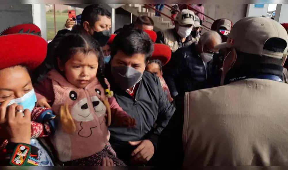 Al límite el pueblo junto al presidentes del país Foto: La República
