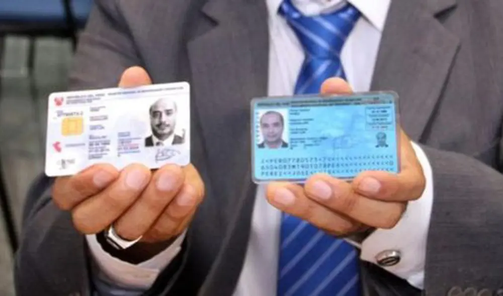 El DNI electrónico se fabrica con policarbonato y tiene un microchip dentro del plástico. Foto: Andina