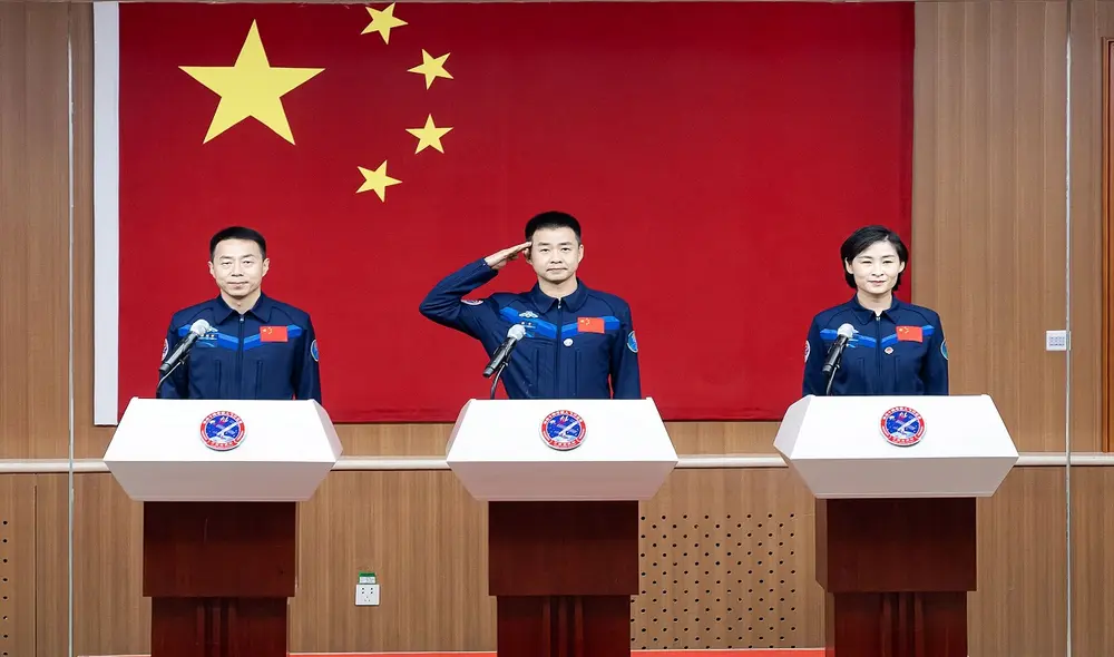 Los astronautas chinos Chen Dong (C), Liu Yang (R) y Cai Xuzhe (L) forman parte de la tripulación de la misión de vuelo espacial Shenzhou-14. Foto: AFP
