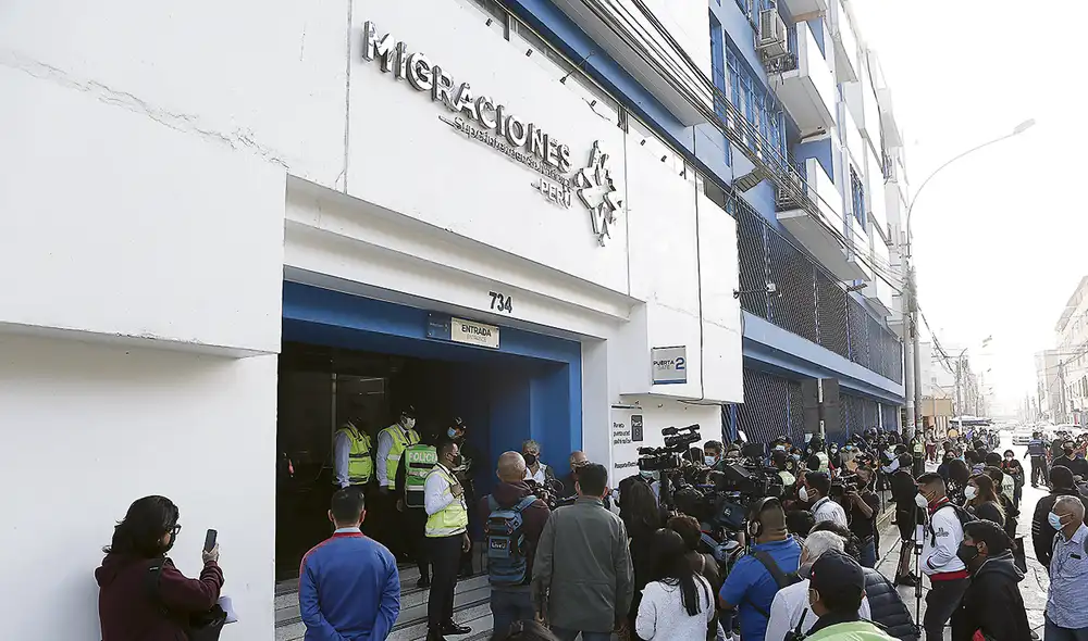 Precaria capacidad. Migraciones sigue entregando pasaportes a cuentagotas. Lamentable.