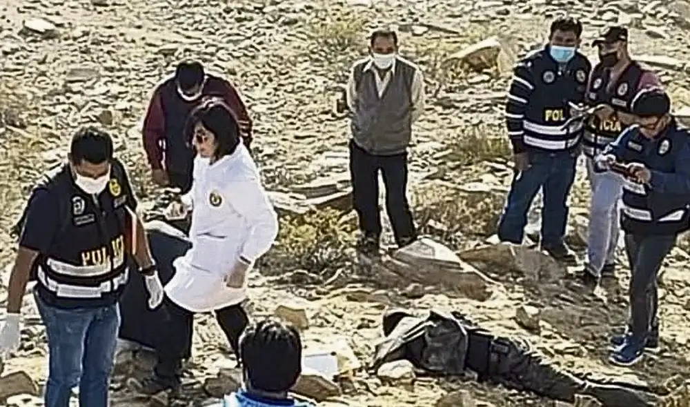 Pesquisas. Policías y peritos llegaron a la zona del enfrentamiento y hallaron los cuerpos regados en distintos puntos.