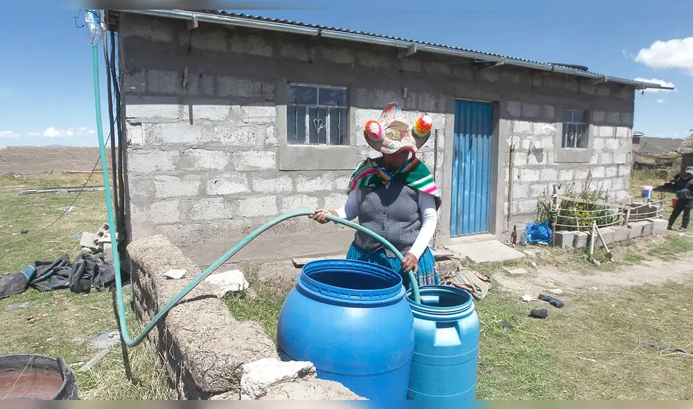 Agua de lluvias.  La manguera conectada al drenaje, donde cae el agua de la lluvia.