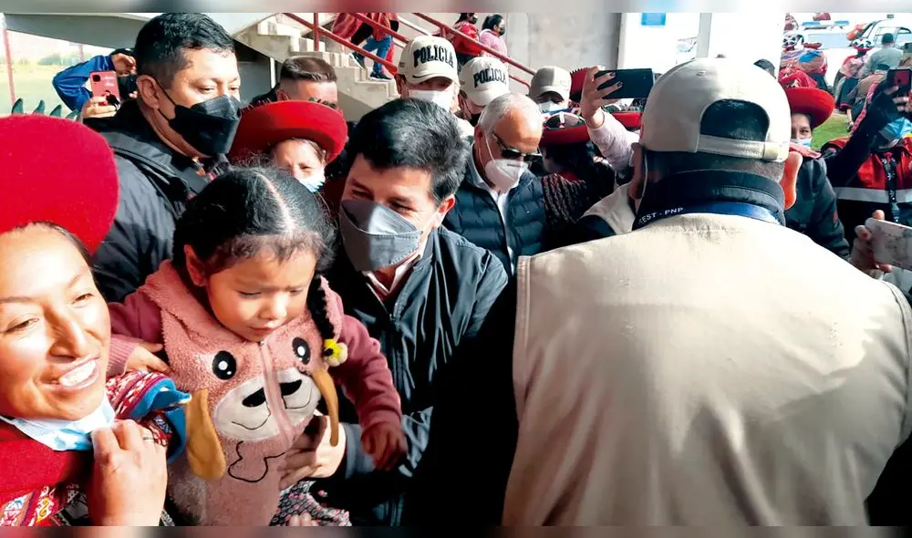 Sin responder. Castillo se retiró sin atender a los medios.