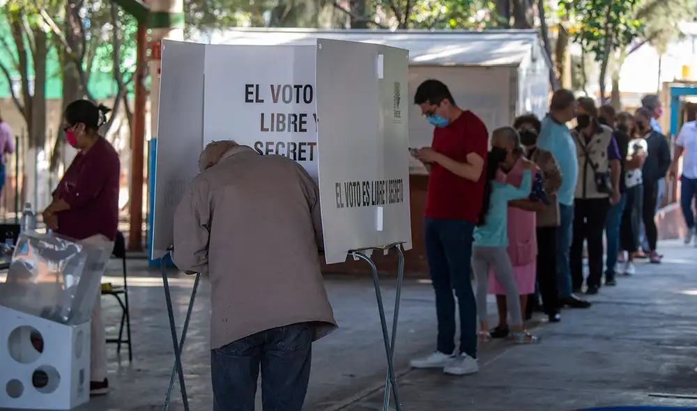 Un hombre vota en un colegio electoral durante las elecciones regionales en Tizayuca, estado de Hidalgo, Foto: AFP