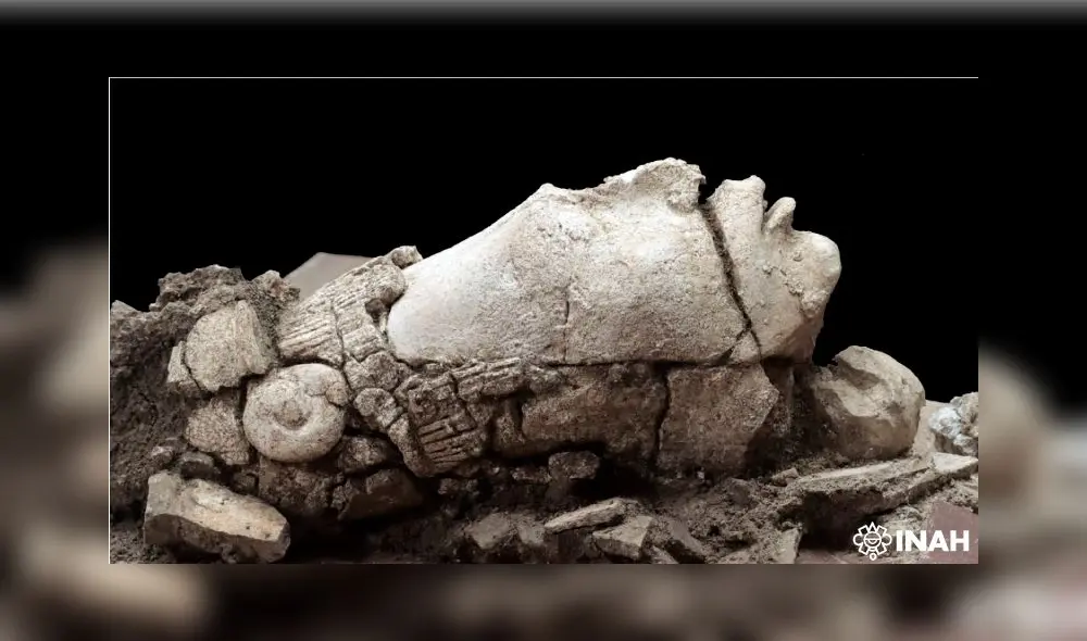 En una expedición encontraron una cabeza estucada que representa al joven maya dios del maíz. Foto: INAH En una expedición encontraron una cabeza estucada que representa al joven maya dios del maíz. Foto: INAH