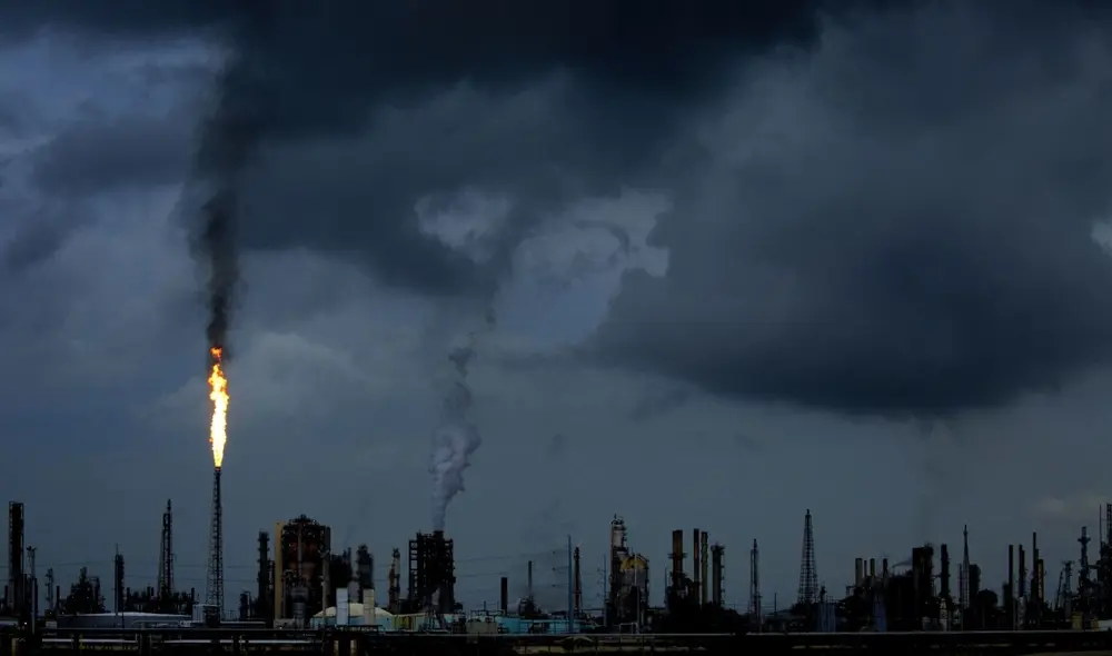 El CO2 es un gas de efecto invernadero que atrapa el calor, lo que causa de a poco el calentamiento de la Tierra. Foto: AFP