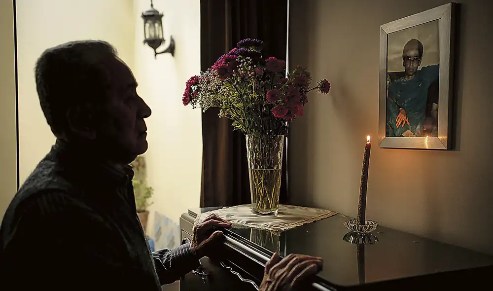 En el recuerdo. Cromwell Castillo lleva más de 30 años buscando a su hijo Ernesto, detenido por policías en Villa El Salvador. No descansará hasta hallarlo. Foto: John Reyes/La República