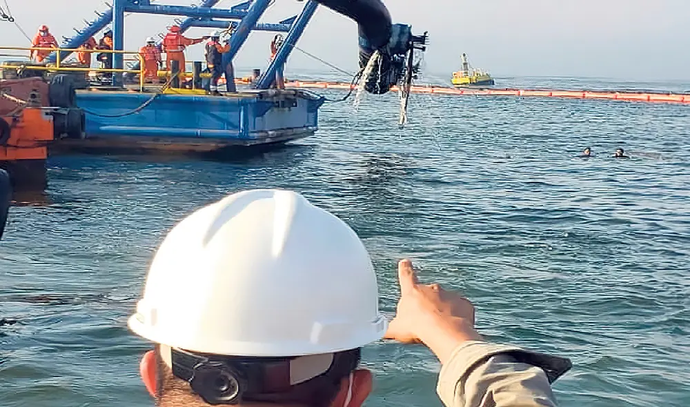 La extracción. El PLEM ha sido llevado a la Universidad de La Plata para un peritaje que determinará qué causó su ruptura y produjo el derrame en Ventanilla. Foto: difusión La extracción. El PLEM ha sido llevado a la Universidad de La Plata para un peritaje que determinará qué causó su ruptura y produjo el derrame en Ventanilla. Foto: difusión