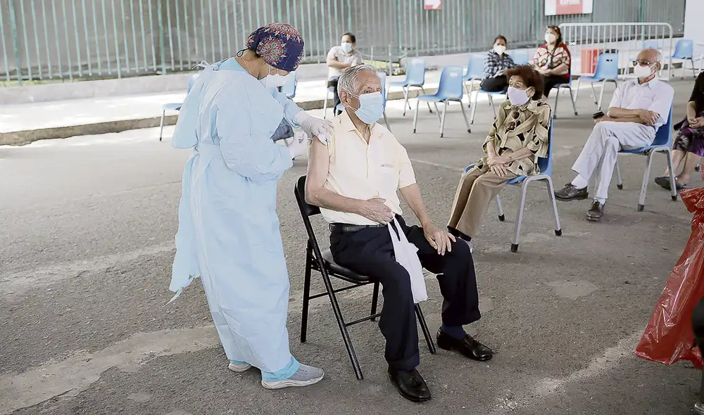 Para los más vulnerables. Aplicación de la cuarta dosis empezó con mayores de 70 años. Para los más vulnerables. Aplicación de la cuarta dosis empezó con mayores de 70 años.