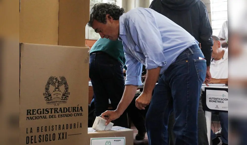 El excandidato a la Presidencia de Colombia por la Coalición Centro Esperanza, Sergio Fajardo, deposita su voto en Medellín. Foto: EFE