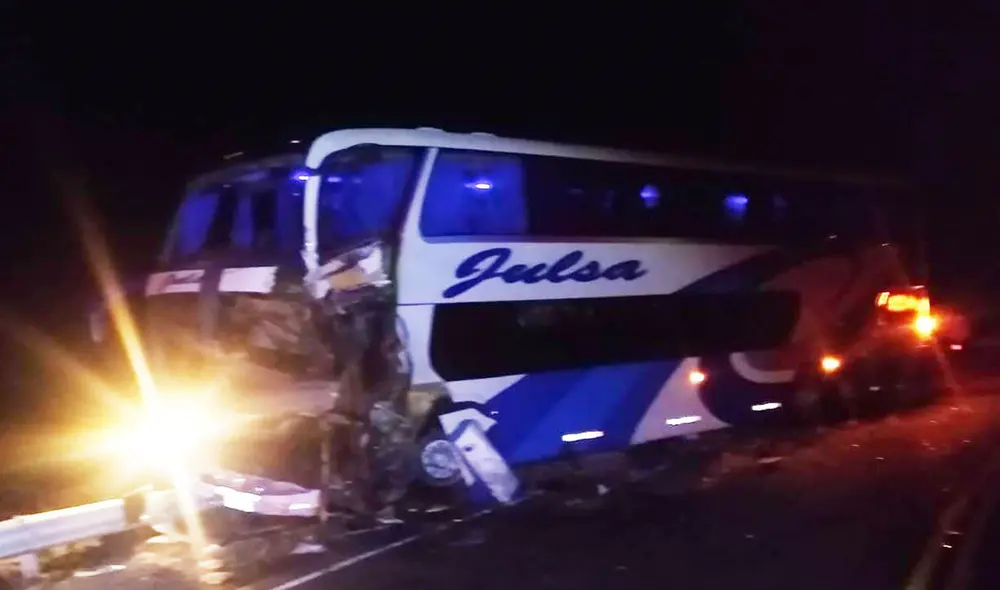 Pasajeros tuvieron que hacer trasbordo a otra unidad tras el accidente. Foto: Puerto Bravo Noticias Pasajeros tuvieron que hacer trasbordo a otra unidad tras el accidente. Foto: Puerto Bravo Noticias