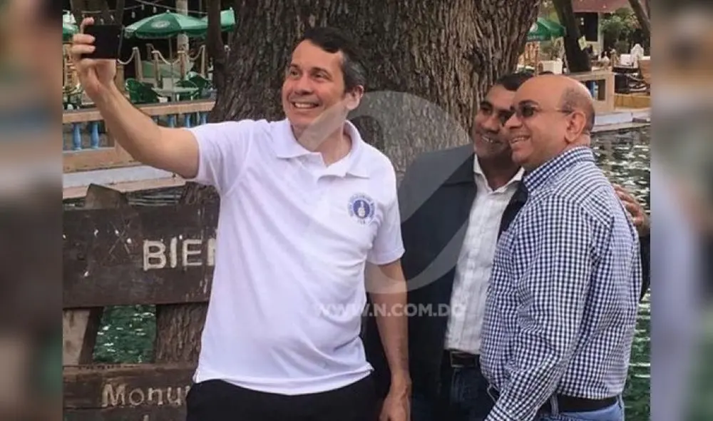 Foto del ministro Orlando Jorge Mera (polo blanco) junto a su asesino Miguel Cruz (camisa a cuadros). Foto: Twitter Foto del ministro Orlando Jorge Mera (polo blanco) junto a su asesino Miguel Cruz (camisa a cuadros). Foto: Twitter