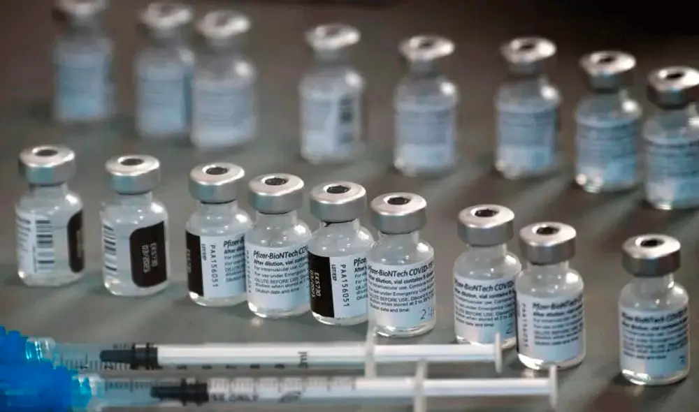 Dos cadenas de farmacias minoristas, CVS y Walmart, fueron responsables de más de una cuarta parte de las dosis desechadas en los Estados Unidos en ese período, en parte debido al gran volumen de vacunas que manejan. Foto: AFP