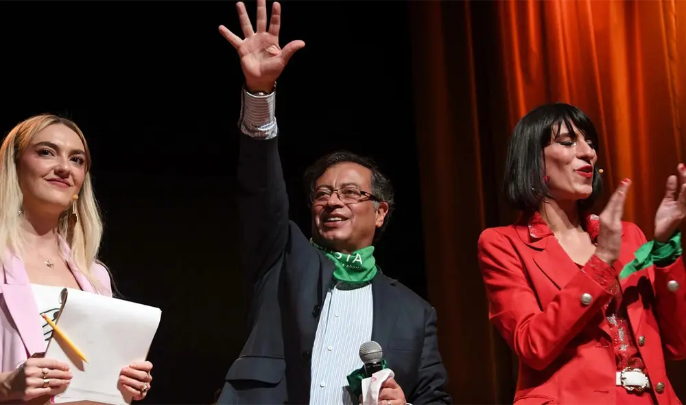Gustavo Petro hace un saludo durante un acto de campaña con simpatizantes feministas en Bogotá el 2 de junio de 2022. Foto: AFP Gustavo Petro hace un saludo durante un acto de campaña con simpatizantes feministas en Bogotá el 2 de junio de 2022. Foto: AFP