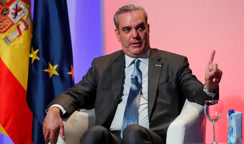 Luis Abinader visitó la noche del último lunes a la familia Jorge Villegas para solidarizarse por la muerte del ministro de Medio Ambiente. Foto: EFE