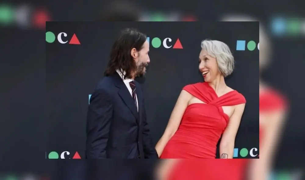 Keanu Reeves volvió a posar para las cámaras junto con su novia. Foto: FilmMagic