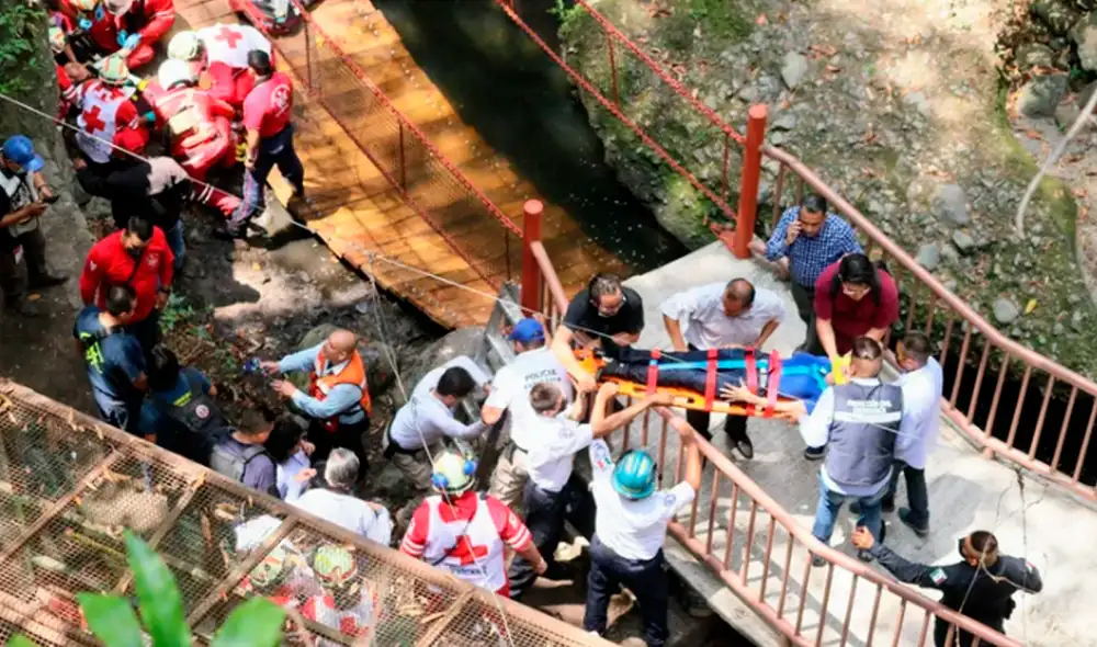 El colapso del puente en Cuernavaca pudo deberse a la falta de mantenimiento de uno de los soportes. Foto: Margarito Pérez/ Cuarto Oscuro