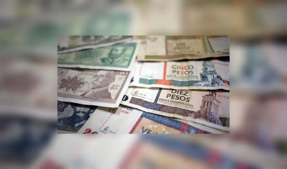 El tipo de cambio del peso cubano (cup) con el dólar que se compra en la calle –la tasa oficial fija es de 24 a 1- descendió de forma importante 48 horas después del anuncio de la Administración de Joe Biden. Foto: EFE