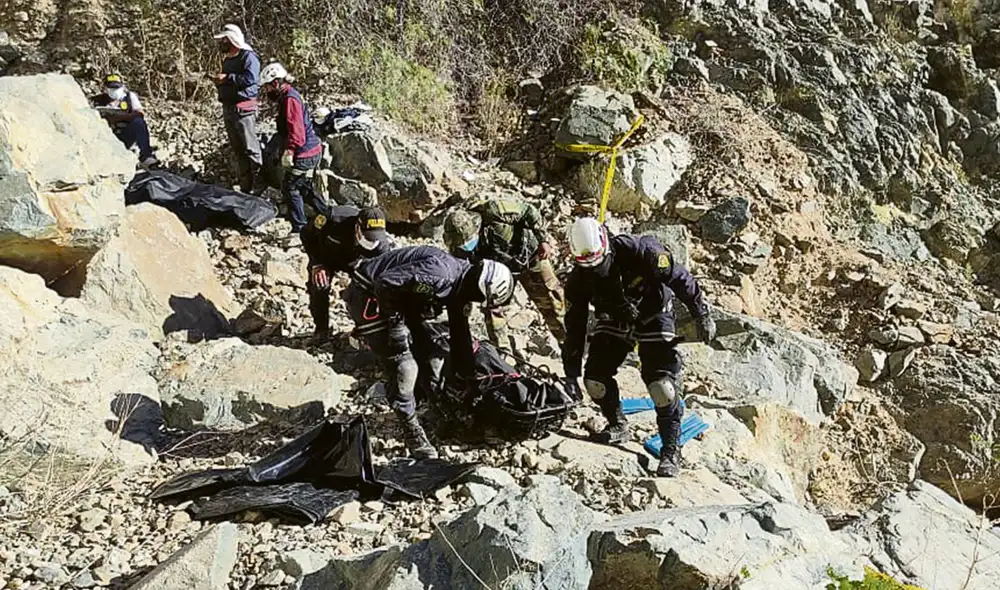 Difícil traslado. Personal de la Policía de Alta Montaña se encargó de recuperar los cuerpos y trasladarlos por la noche hasta Camaná, para su identificación. Un fiscal estuvo presente. Foto: difusión